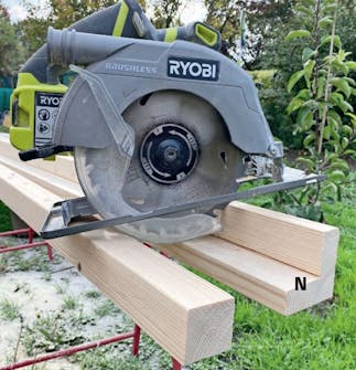 Isoleret anneks: Stolpe til isoleret anneks skæres til Isoleret anneks: Stolpe til isoleret anneks skæres til med en rundsav